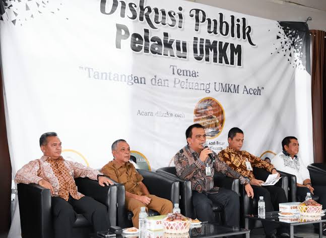 Dirut Bank Aceh Syariah Muhammad Syah jadi pembicara dalam diskusi publik bertajuk "Peluang dan Tantangan UMKM di Aceh" yang dilaksanakan di D'Energy Café, Lamsayeun, Aceh Besar, Senin (29/5)