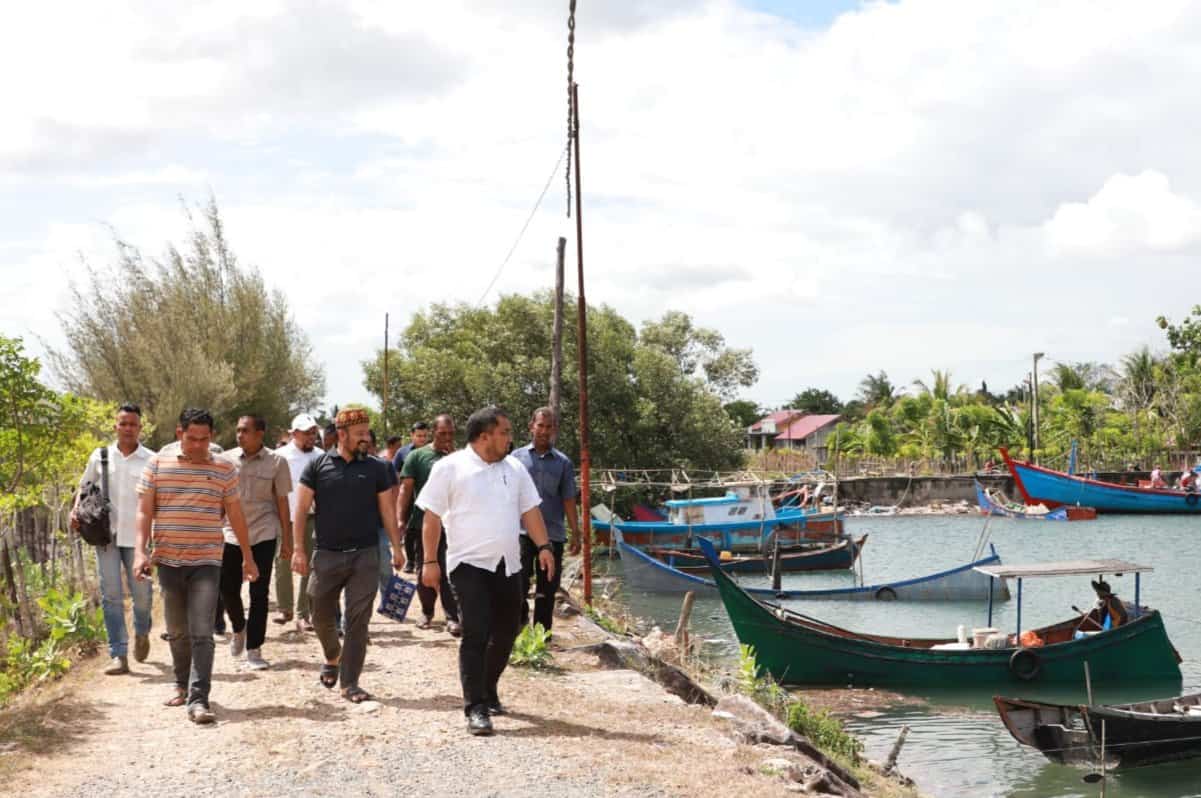 Pj Bupati Aceh Besar, Muhammad Iswanto bersama Ketua DPRK Aceh Besar Iskandar Ali dan Anggota DPRK Dr Yusran Yunus meninjau TPI didampingi panglima Laot serta para nelayan di TPI Lamteungoh, Kecamatan Peukan Bada, Jum'at (19/5)