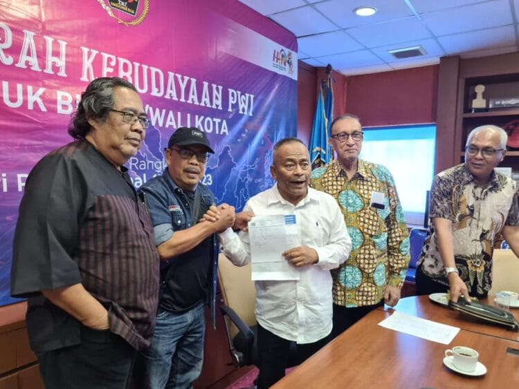 Ketua PWI Aceh Nasir Nurdin saat menyerahkan dokumen pendaftaran calon tuan rumah Porwanas 2025 kepada Ketua Umum PWI Pusat Atal S. Depari di Kantor PWI Pusat, Lantai IV Gedung Dewan Pers, Jakarta Pusat, Jum'at sore (6/1/2023)