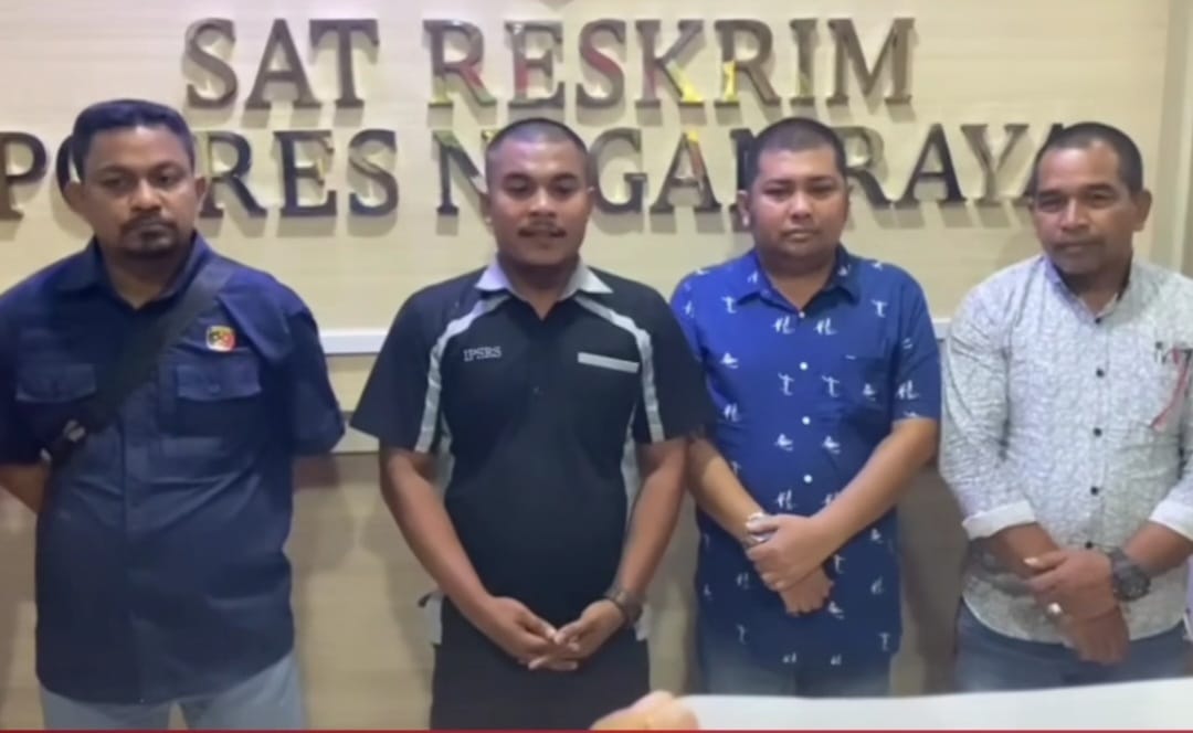 WD (27), penyebar video hoax korban begal di Gunung Trans, Nagan Raya meminta maaf didampingi Kasat Reskrim Polres Nagan Raya, AKP Machfud di Mapolres setempat, Rabu sore (3/5)