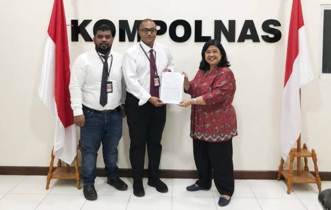 Ketua YARA Safaruddin dan Kepala Perwakilan YARA Aceh Barat/Nagan Raya Hamdani saat menyerahkan berkas laporan Dirreskrimsus Polda Aceh ke Kompolnas yang diterima oleh Anggota Kompolnas Poengky Indarti di Jakarta, Rabu (3/5)