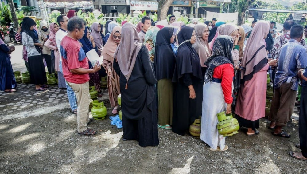 Warga menunggu antrian pada operasi pasar gas elpiji 3 kg di halaman Masjid Al-Faizin, Kecamatan Darul Imarah, Aceh Besar, Kamis (4/5/2023)