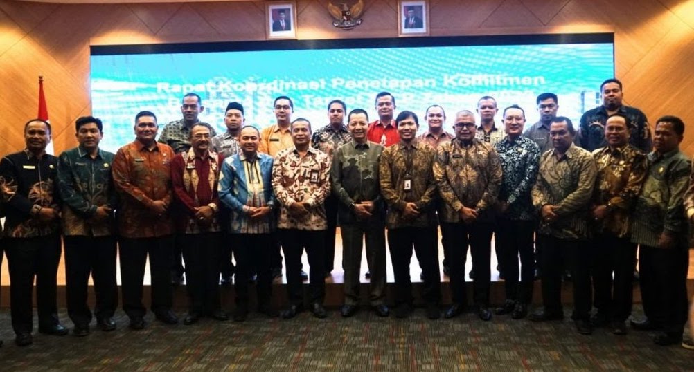 Pj Gubernur Aceh Achmad Marzuki beserta Sekda Aceh Bustami, Inspektur Aceh Jamaluddin dan Sekda se-Aceh foto bersama dengan Plt Direktur Wilayah I Koordinasi dan Supervisi KPK RI Edi Suryanto, di Auditorium Randy Yusuf, Gedung KPK) RI, Jakarta Pusat, Kamis (4/5/2023)