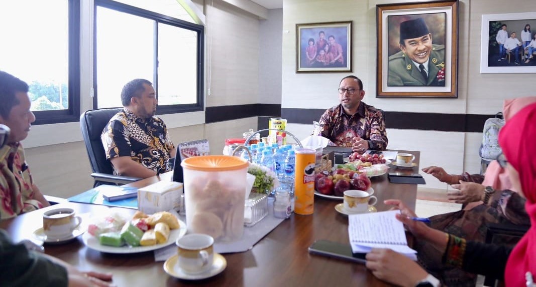 Pj Bupati Aceh Besar Muhammad Iswanto didampingi Kadis Sosial Aceh Besar Bahrul Jamil dan Kepala Bappeda Rahmawati diterima oleh Dirjen Linjamsos, Robben Rico, di ruang kerjanya, Kemnsos RI, Jakarta, Jum'at (12/5)