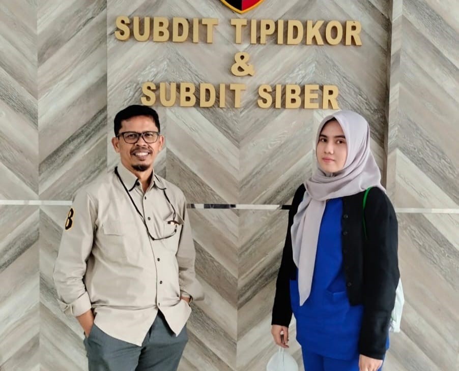 Pengacara Nourman Hidayat SH saat melaporkan Polsek Ulee Kareng ke Polda Aceh
