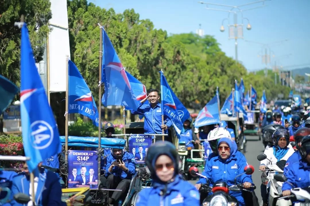 Kader Partai Demokrat Aceh melakukan konvoi kendaraan saat pendaftaran Bacaleg DPRA ke Kantor KIP Aceh, Sabtu (14/5)