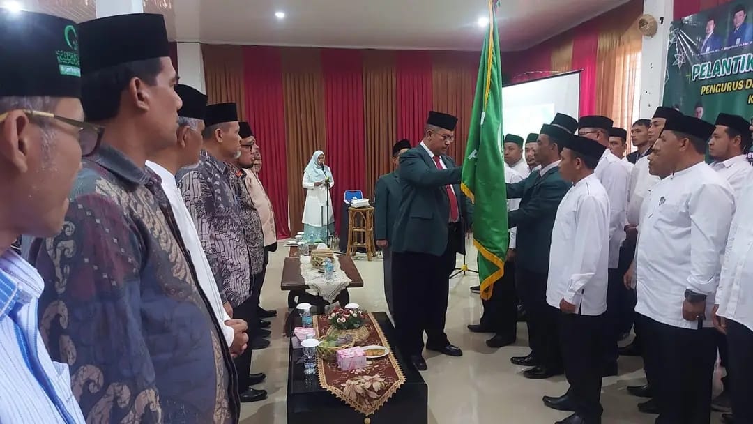 Ketua PW Al Jam'iatul Washliyah Aceh Dr Ridwan Nurdin MCL melantik kepengurusan PD Al Washliyah Aceh Besar Sabtu, 13 Mei 2023 di gedung Dekranasda, Gampong Gani, Aceh Besar