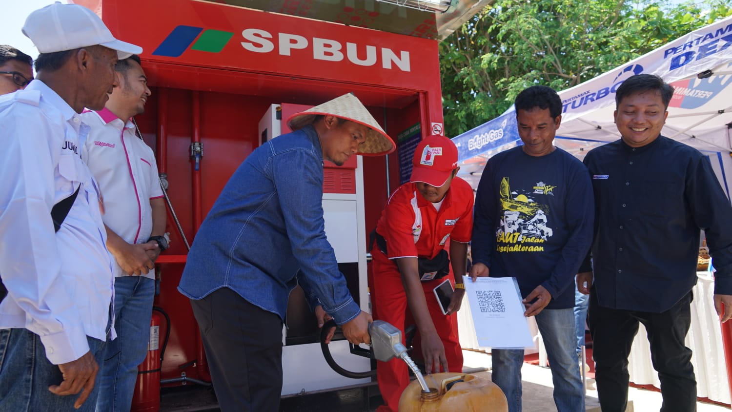 GM Pertamina Patra Niaga Regional Sumbagut Freddy Anwar mengisi Solar ke dalam jerigen nelayan saat perrsmian SPBUN Mon Ikeun, Lhoknga, Aceh Besar, Ahad (14/5)