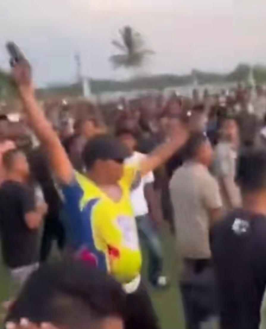 Bripka AR saat melepaskan tembakan ke udara (Foto Tangkapan Layar)