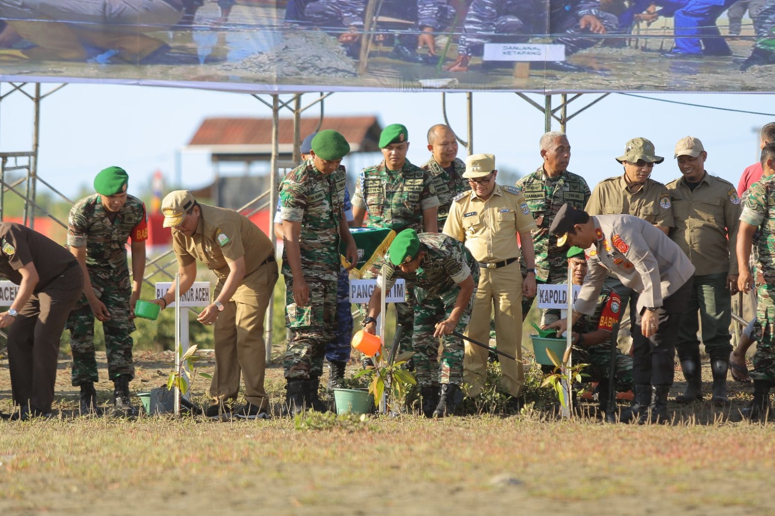 Pangdam IM Mayjen TNI Novi Helmy Prasetya mengikuti secara virtual acara Puncak Penanaman Mangrove Nasional secara serentak jajaran TNI di seluruh Indonesia di Desa Gampong Baro, Kecamatan Mesjid Raya, Aceh Besar, Senin sore (15/5)