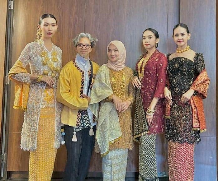 Pj Ketua Dekranasda Aceh Ayu Candra Febiola Nazuar bersama para desainer saat mengenakan busana kebaya yang dipadukan songket khas Aceh Besar pada acara fashion show HUT ke-43 Dekranas di Hotel Santika Dyandra Kota Medan, Selasa (16/5)