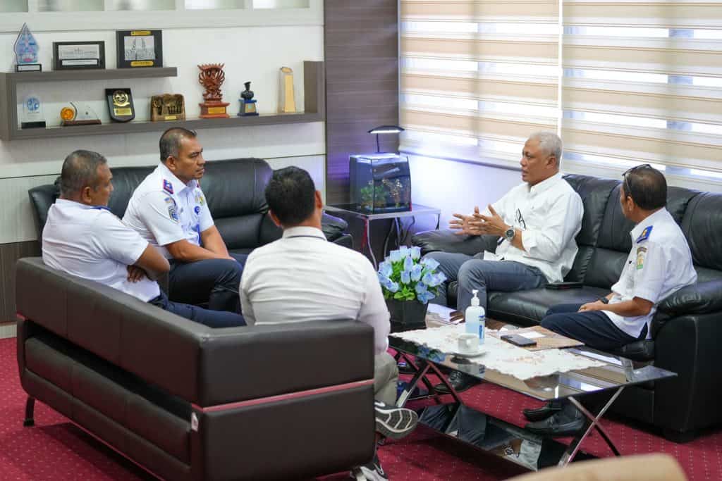 GM Garuda Indonesia Banda Aceh Nano Setiawan saat bertemu Kadis Perhubungan Aceh Teuku Faisal Senin (15/5)