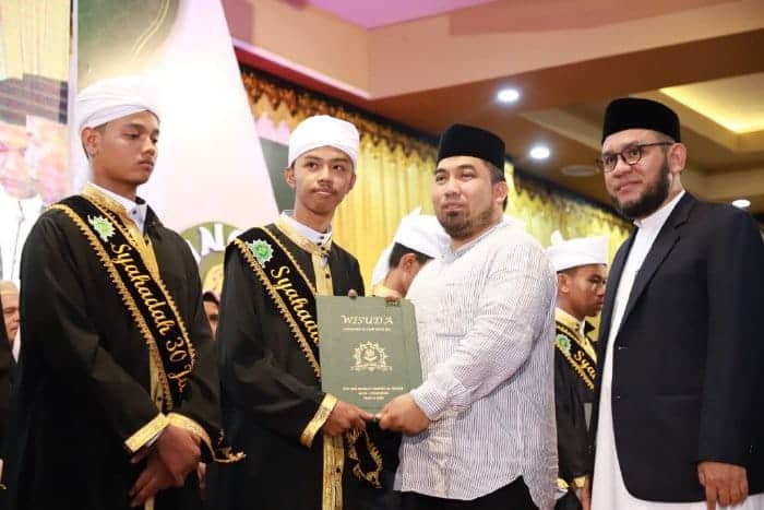 Pj Bupati Aceh Besar Muhammad Iswanto menyerahkan ijazah kepada wisudawan Syahadah Tahfizh Al Quran 30 Juz, Ma'had Daarut Tahfizh Al Ikhlas, di Hotel Amel Convention Hall Banda Aceh, Sabtu (20/5)
