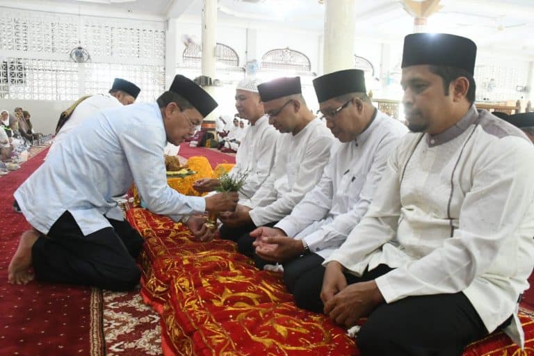 Pemko Banda Aceh, Sabtu (20/5/), melakukan peusijuek atau tepung tawar 510 Jamaah Calon Haji, sekaligus dilepas secara resmi memasuki pemondokan di Asrama Haji, untuk selanjutnya berangkat menuju ke tanah suci