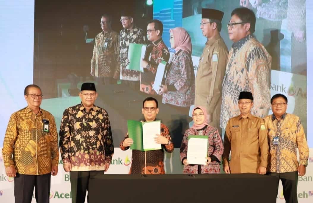 Dirut Bank Aceh Syariah Muhammad Syah bersama Direktur LPPI Retno Wahyuni Wijayanti melakukan penandatanganan Akad Kerja Sama Pendampingan Persiapan Operasional Bank Aceh menjadi bank devisa. Turut didampingi Asisten III Setda Aceh Iskandar, Kepala Perwakilan BI Provinsi Aceh Rony Widjarto P, Plt Komisaris Utama Bank Aceh Abdussamad dan Ketua Dewan Pengawas Syariah Bank Aceh Prof Dr Syahrizal Abbas