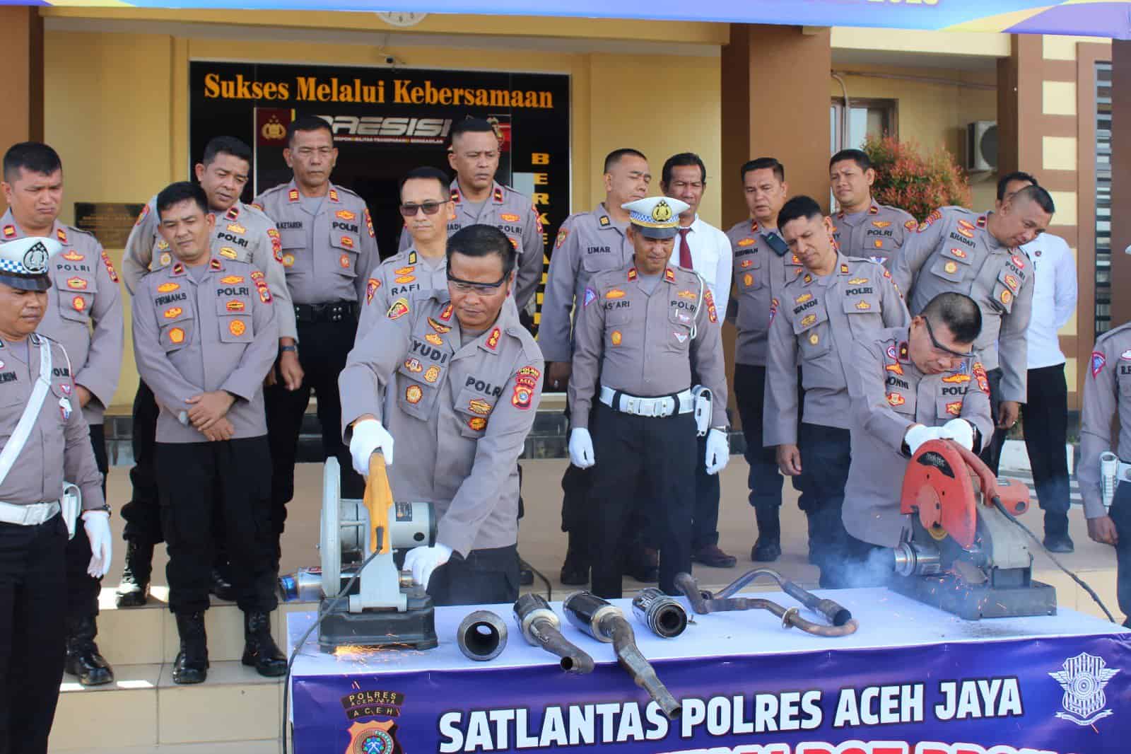 Kapolres Aceh Jaya AKBP Yudi Wiyono melakukan pemusnahan barang bukti hasil penindakan pelanggaran lalu lintas yakni berupa Knalpot Brong atau Racing, sebanyak 38 unit, Senin (22/5)