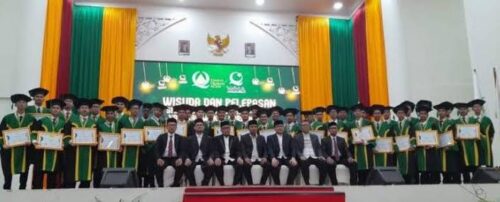 Dayah Darul Qur'an Aceh (DQA) Gampong Tumbo Baro, Kecamatan Kuta Malaka, Aceh Besar menggelar wisuda 158 santri tingkat SMA dan SMP di Gedung UIN Ar-Raniry, Darussalam Banda Aceh, Ahad (21/5)