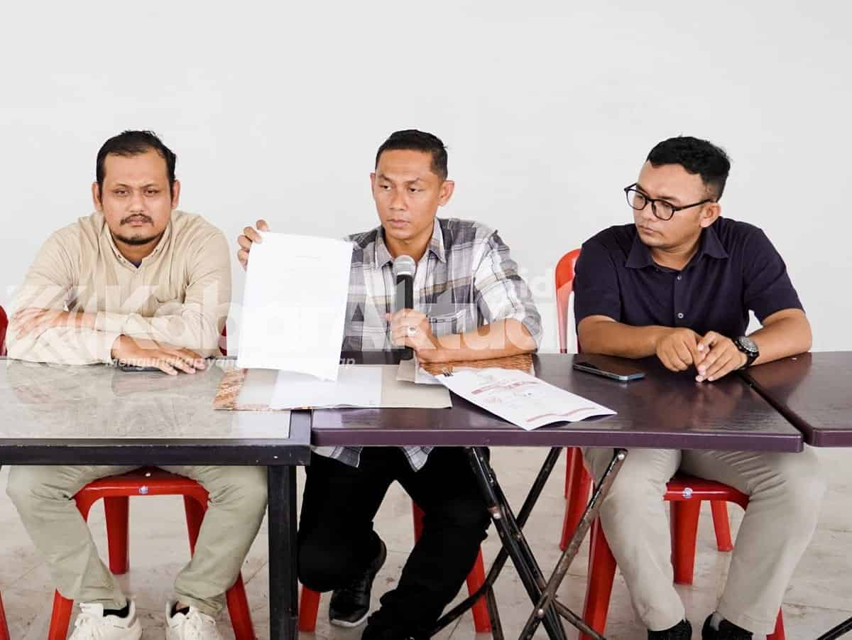 Kuasa hukum H Nazaruddin Dek Gam, Zulkifli dan Askhalani memberikan keterangan terkait perdamaian dengan Zulfikar SBY