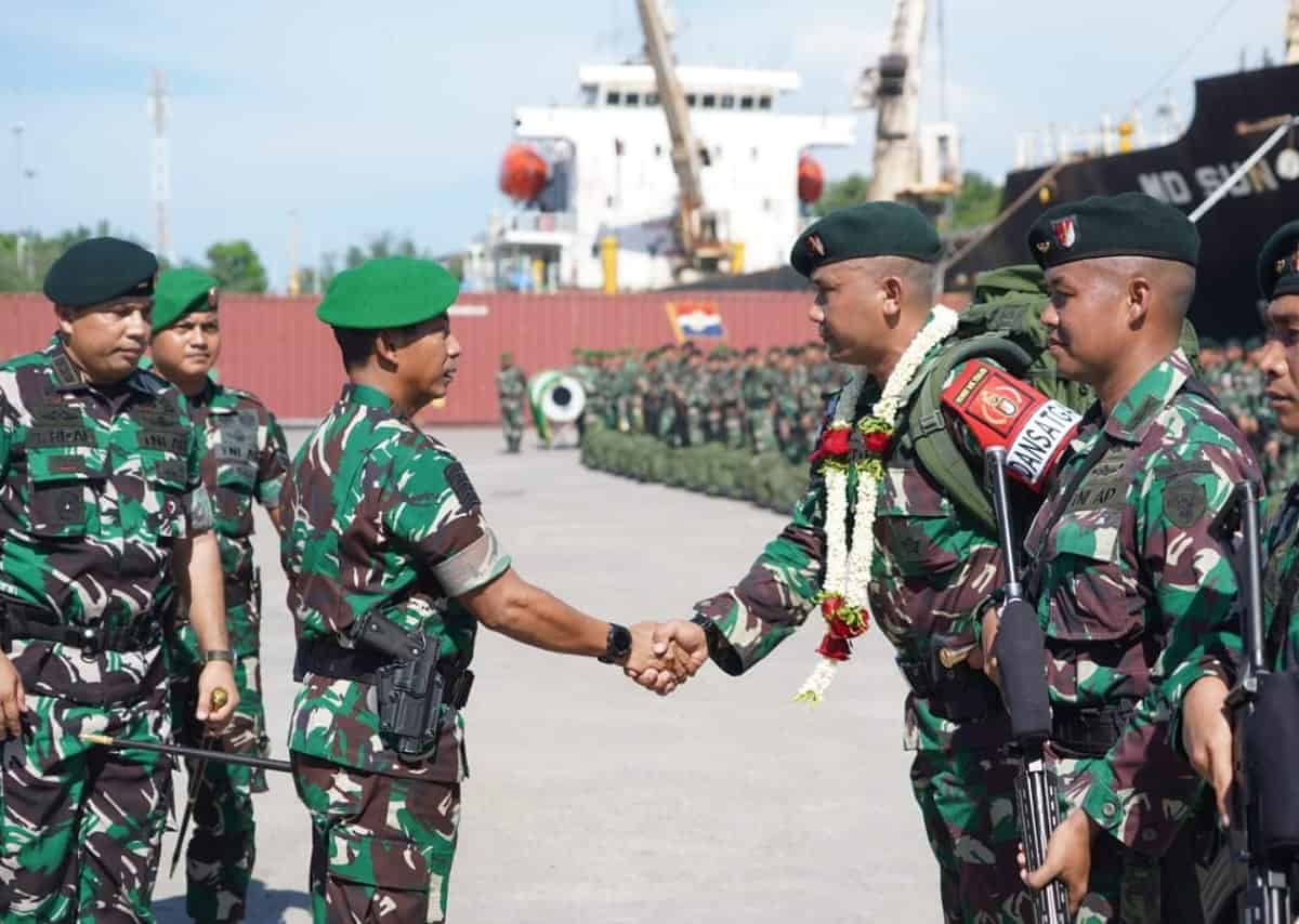 Pangdam lM Mayjen TNI Novi Helmy Prasetya menyambut kepulangan 399 prajurit Yonif RK 113/JS di Pelabuhan Krueng Geukuh, Lhokseumawe, Rabu sore (24/52023)