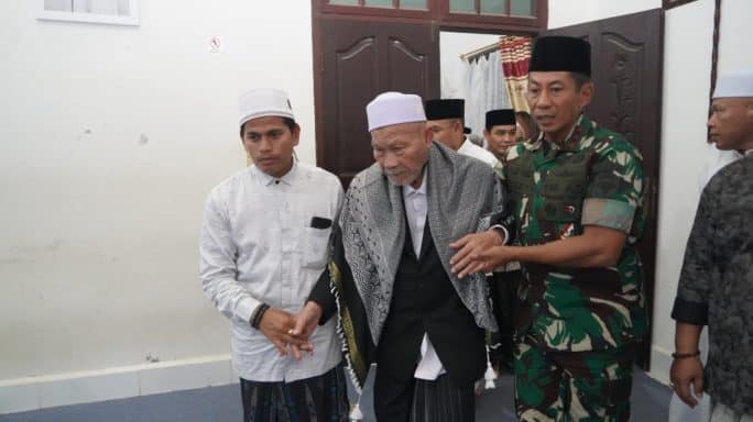 Pangdam IM Mayjen TNI Novi Helmy Prasetya bersilaturahmi ke kediaman ulama kharismatik Aceh, Tgk H Usman Ali atau Abu Kuta Krueng di kediaman Dayah Darul Munawwarah, Gampong Kuta Krueng Ulee Gle, Kecamatan Bandar Dua, Pidie Jaya, Kamis sore (25/5)