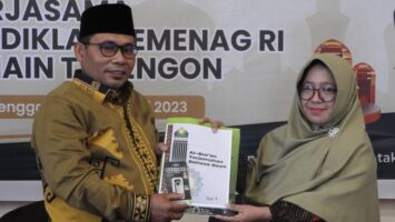Rektor IAIN Takengon Zulkarnain menyerahkan hasil terjemahan Al-Qur'an dalam bahasa Gayo ke Balitbang Diklat Kemenag