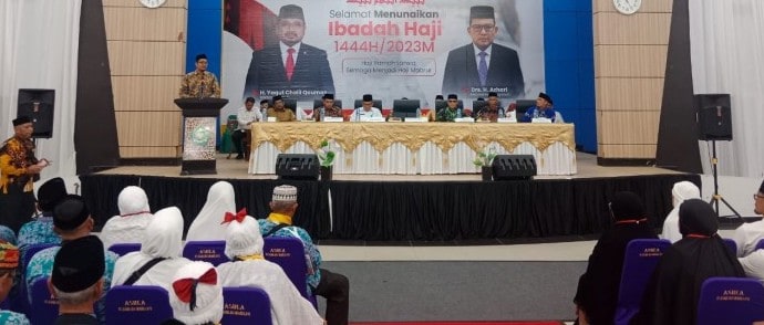 Pj Bupati Aceh Singkil Marthunis melepas 390 calon jamaah haji Aceh Kloter 7 Embarkasi Aceh, Senin (29/5/2023)
