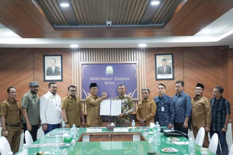 Asisten III Setda Aceh Dr Iskandar AP menyerahkan SK penetapan Aceh Timur sebagai tuan rumah Popda Aceh 2024 kepada Ketua DPRK Aceh Timur Fattah Fikri di ruang Rapat Sekda Aceh, Senin (29/5)