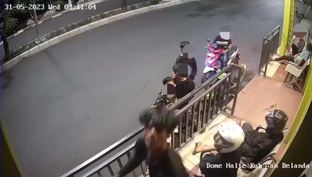 Seorang remaja diduga merusak kamera CCTV yang terpasang di Halte Trans Koetaraja Banda Aceh