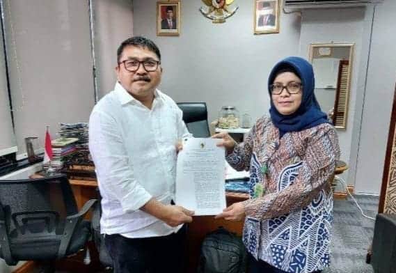 Direktur Rencana dan Penggunaan Kawasan Hutan dan Pembentukan Wilayah Pengelola Hutan Kementerian LHK Rossi Tjandrakirana menyerahkan SK persetujuan penggunaan wilayah hutan untuk pembangunan jalan Jantho-Lamno kepada Kadis PUPR Aceh Mawardi di Kementerian LHK, Jakarta, Rabu (31/5)
