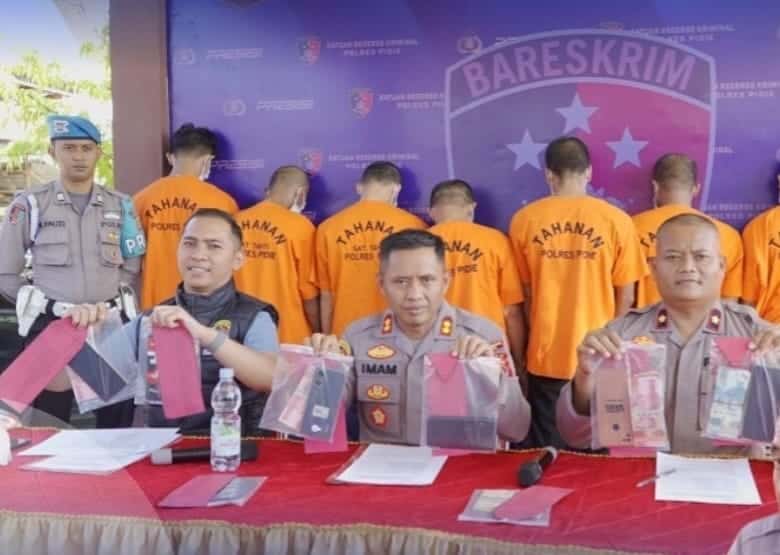 Kapolres Pidie AKBP Imam Asfali memperlihatkan memperlihatkan para tersangka agen chip dan barang bukti pada komferensi pers pengungkapan judi online di Mapolres Pidie, Jum'at (2/6)