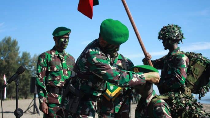 Danrindam IM Kolonel Inf Trijoko Adiwiyono memimpin tradisi pembaretan 53 Siswa Dikjurbaif Abituren Dikmaba TNI AD TA 2022 di Pantai Ie Leubeue, Kembang Tanjong, Pidie, Jum’at (2/6)
