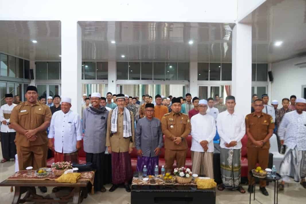 Pj Bupati Aceh Besar Muhammad Iswanto bersama Ketua MPU Aceh Besar Tgk H Nasruddin M dan para alim ulama Aceh Besar, pada pembukaan Pendidikan Kader Ulama (PKU) yang dilaksanakan MPU Aceh Besar di Aula Dekranasda Aceh Besar, Gampong Gani, Ingin Jaya, Senin (5/6)