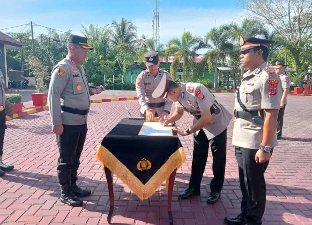 Kapolres Aceh Barat AKBP Pandji Santoso memimpin upacara Sertijab Wakapolres, tiga Kasat dan tiga Kapolsek di Mapolres setempat Senin (5/6)