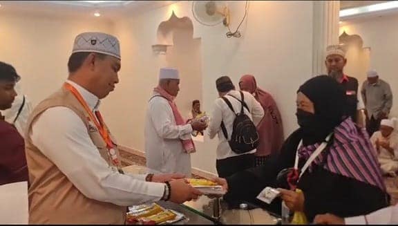 Jamaah haji asal Aceh Kloter 1 yang sudah berada di Mekkah, Arab Saudi mulai menerima dana wakaf Baitul Asyi. Masing-masing jamaah mendapatkan uang sebesar 1.500 Riyal atau sekitar Rp 5,9 juta