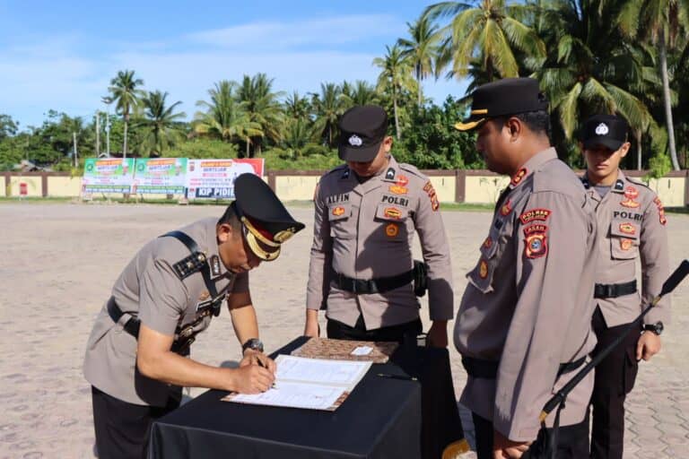 Kapolres AKBP Dodon Priyambodo memimpin sertijab Kabag Ops, Kabag Log, Kasat Intelkam, Kasat Sabhara, Kapolsek Bandar Baru dan Kapolsek Meurah Dua, Selasa (6/6)