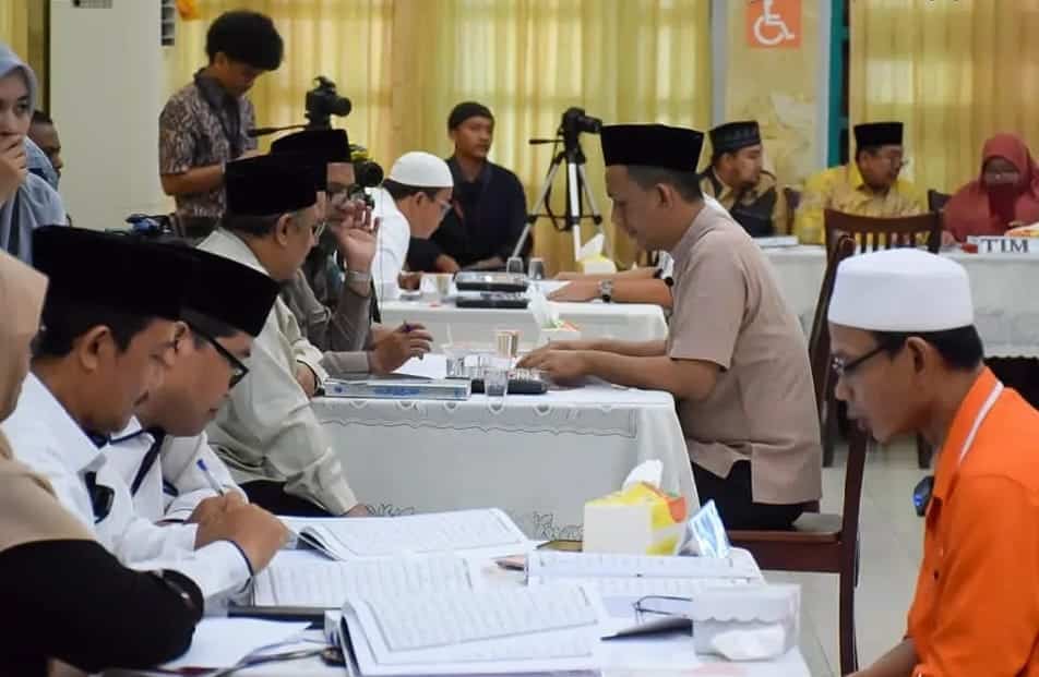 Bakal Caleg DPRA mulai menjalani tes mampu baca Al-Qur'an pada hari pertama yang dilaksanakan oleh KIP Aceh di Asrama Haji Embarkasi Aceh, Selasa (6/6)