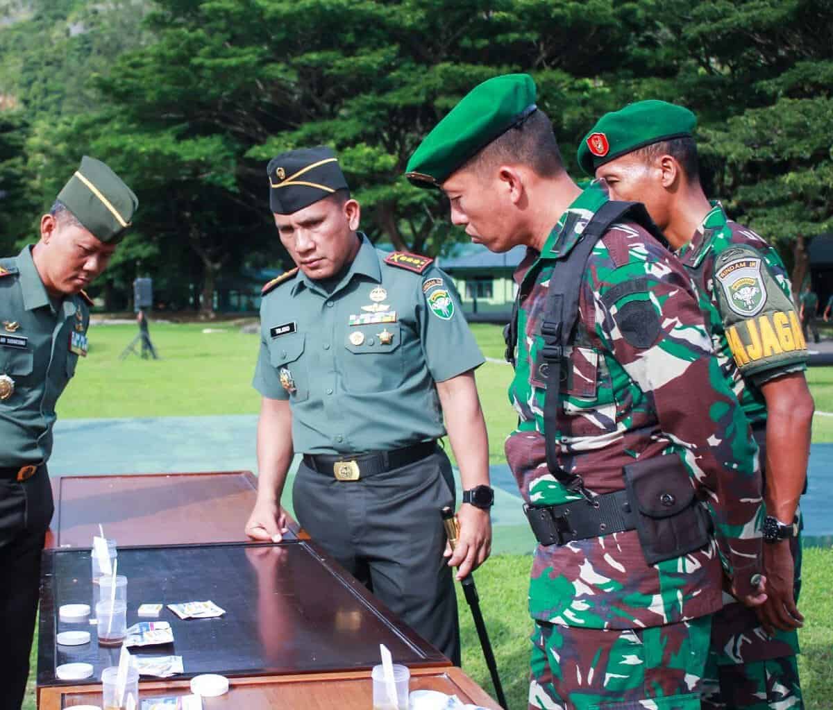 Danrindam IM Kolonel Inf Trijoko Adiwiyono melaksanakan deteksi dini penyalahgunaan narkoba kepada seluruh personel Rindam IM di lapangan upacara Rindam Iskandar Muda, Mata Ie, Senin (5/6)