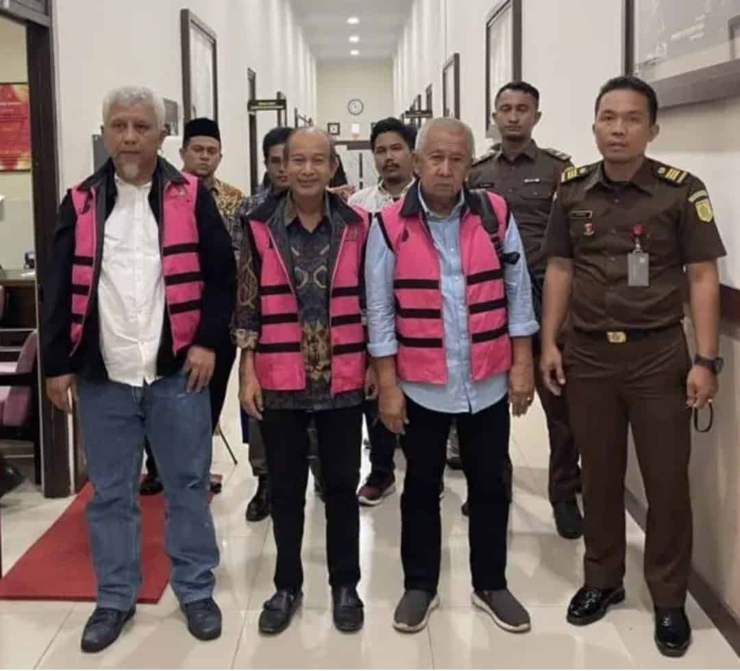 Penyidik Kejati Aceh menahan mantan Bupati Aceh Tamiang, Mursil dan dua tersangka lainnya TY dan TR dalam kasus dugaan korupsi tanah negara, Selasa (6/6)