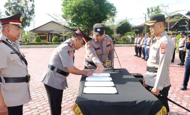Kapolres Aceh Timur AKBP Andy Rahmansyah memimpin serah terima jabatan Wakapolres, Kabag Ops, Kasat Intel, dan 6 Kapolsek di lapangan apel Sarja Arya Racana, Kamis (8/6)