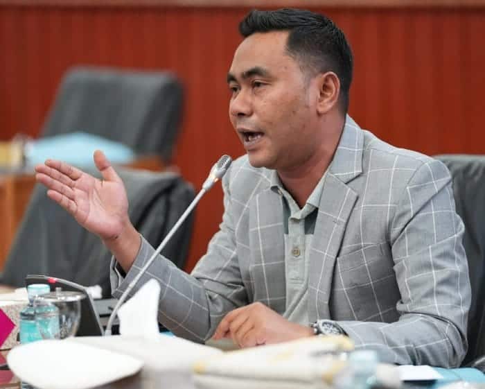 Ketua Komisi V DPRA M Rizal Falevi Kirani