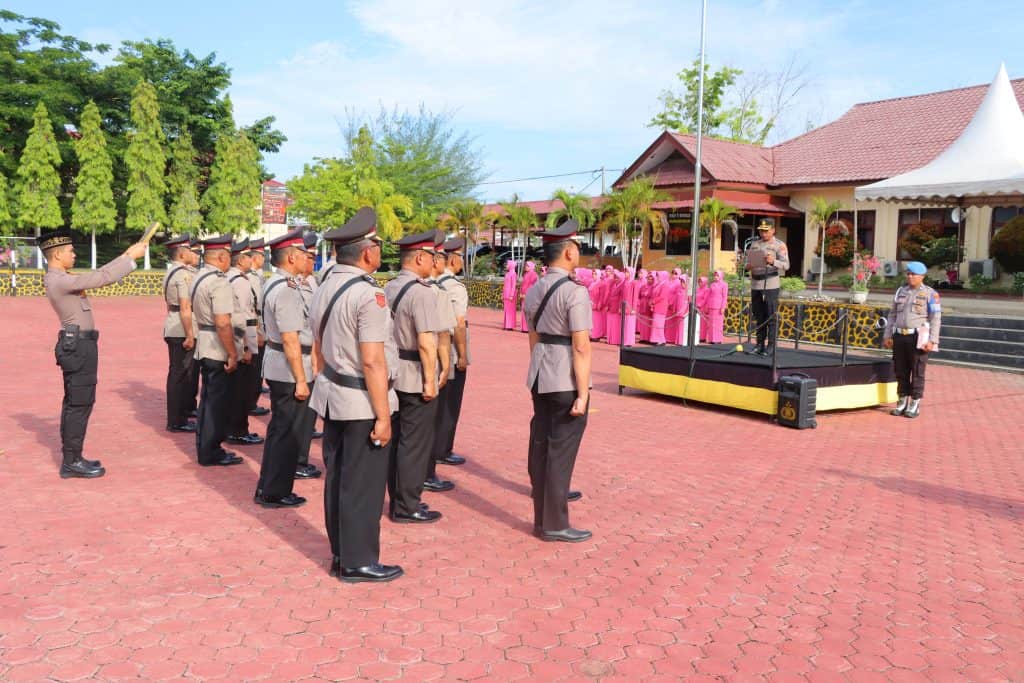 Kapolres Aceh Tamiang AKBP Muhammad Yanis memimpin serah terima jabatan Wakapolres, Kabag SDM, 4 Kasat dan 4 Kapolsek, di Lapangan apel Parama Satwika Mapolres setempat, Jum'at (9/6)