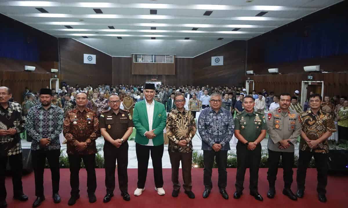 Sekda Aceh Bustami Hamzah foto bersama dengan Menko Polhukam Mahfud pada silaturrahmi Forkopimda se-Aceh beserta Ulama dan Tokoh Masyarakat Pasee, di Gedung MBP Arun, Lhokseumawe, Ahad malam (11/6)