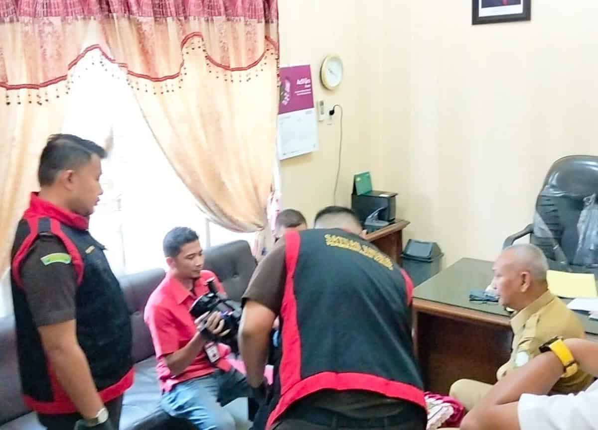 Tim Satsus Pemberantasan Korupsi Kejari Aceh Timur melakukan pengeledahan di Kanto Dinas PUPR Aceh Timur, Senin (12/6)