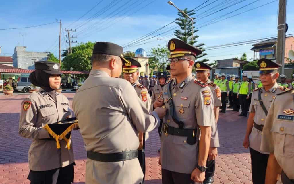 Kapolres Langsa AKBP Muhammadun memimpin serah terima jabatan Wakapolres, Kabag Ops, Kasat Reskrim, Kasat Intelkam, Kasat Lantas dan Kasat Samapta, di lapangan apel Mapolres Langsa, Selasa (13/6)