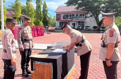 Kapolres Aceh Besar AKBP Carlie Saputra Bustamam memimpin Sertijab Kasat Intelkam, Kasat Binmas, Kasat Lantas dan 3 Kapolsek di halaman Mapolres Aceh Besar, Jantho, Kamis (15/6)