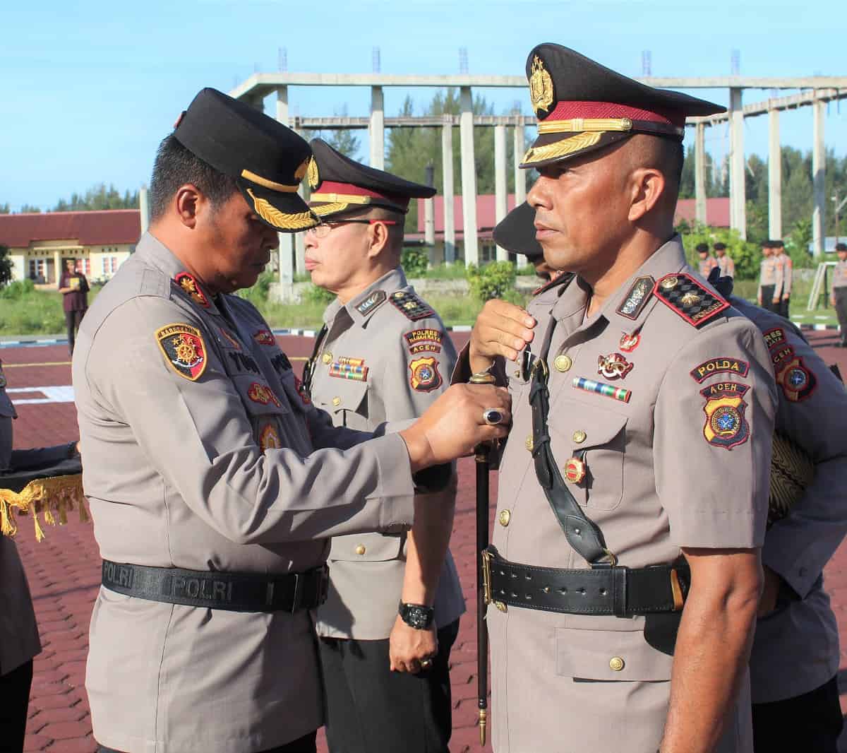 Kapolres Aceh Jaya AKBP Yudi Wiyono memimpin Sertijab Wakapolres dari Kompol M Jonni kepada Kompol Suryadi di halaman apel Mapolres Aceh Jaya, Kamis (15/6)