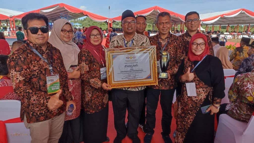 Inventor alat Visual Inseminasi Buatan Hendra (VIB-H) dan Mesin Press Jerami Portabel Hendra Saputra, bersama tim Dinas Peternakan Aceh foto bersama memegang piala dan piagam penghargaan atas keberhasilan stand Pemerintah Aceh dinobatkan sebagai Stand Terbaik Tingkat Provinsi pada Penas KTNA XVI di Padang, Kamis (15/6)
