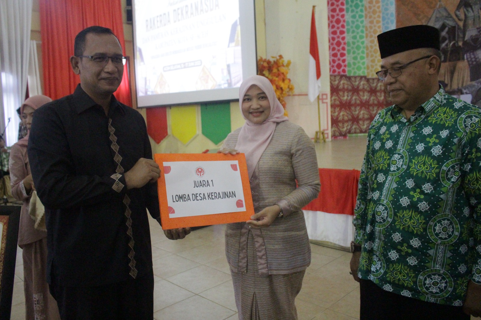 Pj Ketua Dekranasda Aceh Besar Cut Rezky Handayani menerima hadiah juara I Lomba Desa Kerajinan diserahkan pada penutupan Rakerda Dekranasda dan Pameran Unggulan Kabupaten/Kota se-Aceh, di aula Rumoh Agam, Tapaktuan, Aceh Selatan, Sabtu (17/6)