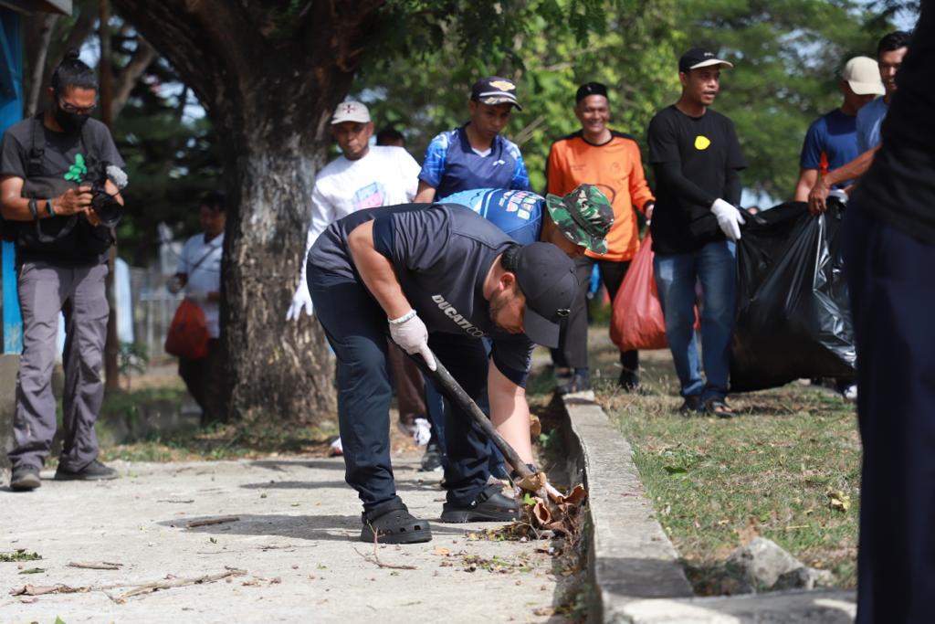 Pj Bupati Aceh Besar Muhammad Iswanto bersama ASN dan Tenaga Kontrak Pemkab Aceh Besar, TNI/Polri dan Forkopincam Blang Bintang kembali melakukan kegiatan rutinitas aksi 1 jam memungut sampah di area jalan Lanud SIM, Blang Bintang, Ahad (18/6)