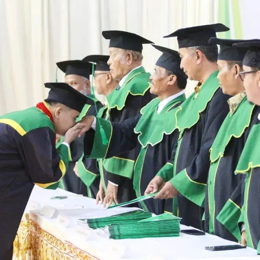 Dayah Madarasah Ulumul Qur'an (MUQ) Pagar Air-Aceh menggelar wisuda 90 santri kelas akhir tingkat MTs/MA di Amel Convention Hall Banda Aceh, Sabtu (17/6)